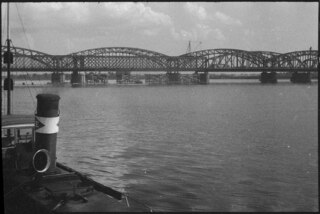 Lettland, Riga: Brücke; Eisenbahnbrücke, im Vordergrund ein Boot