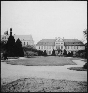 Schweden: Gebäude; 2 grosse Gebäude, davor ein Park
