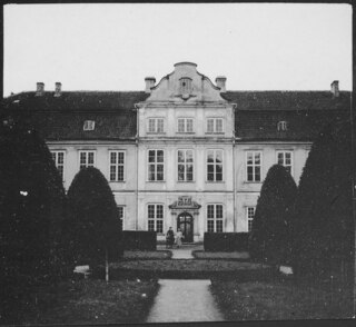 Schweden: Gebäude; Grosses dreistöckiges Gebäude mit Park