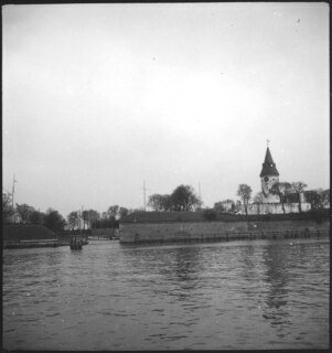 Schweden: Landschaft; Turm am Wasser