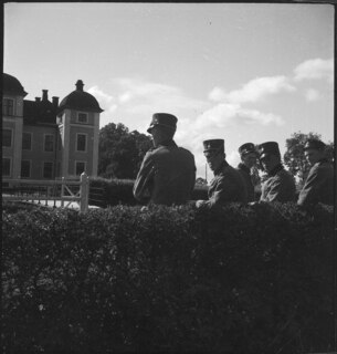Schweden, Strömsholm: Schloss; Eine Gruppe Soldaten vor dem Schloss