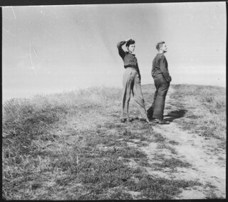 Schweden: Menschen; Barbara Hamilton-Wright mit Michael Logan auf einem Feld