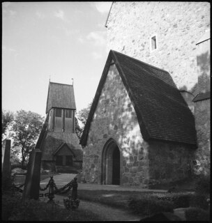 Schweden, Upsala (Uppsala): Kirche; Backsteingebäude, daneben Holzkirche