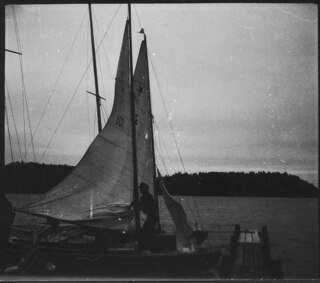 Schweden: Boot; Männer auf einem Segelboot
