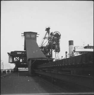 Schweden: Hafen; Schiff neben einer Beladestation