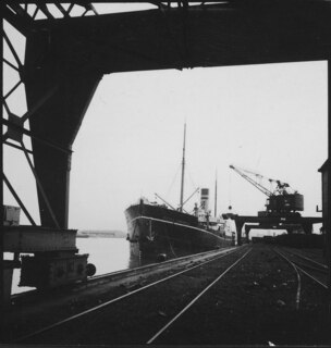 Schweden: Hafen; Schiff neben einer Beladestation