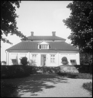 Schweden, Ingarö: Herrenhof Beatalund; Weisses Gebäude mit Zufahrtsweg