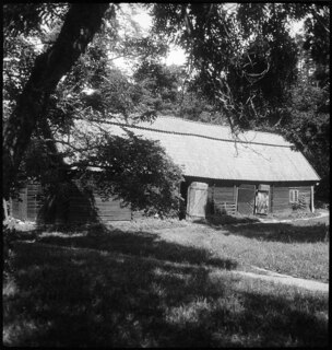 Schweden, Ingarö: Herrenhof Beatalund; Holzhütte im Wald