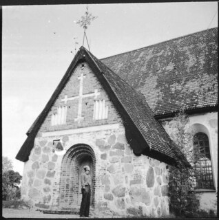 Schweden, Danemura (Dannemora): Kirche; Backsteinkirche, davor Michael Logan