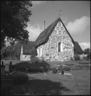 Schweden, Danemura (Dannemora): Kirche; Backsteinkirche, davor Gräber