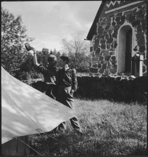 Schweden, Danemura (Dannemora): Zelt; Barbara Hamilton-Wright mit Michael Logan vor der Backsteinkirche und dem Zelt