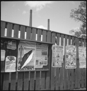 Schweden, Österby: Stahlfabrik [Lokalisierung unsicher]; Plakatwand an Holzzaun