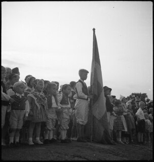 Schweden: Mitsommerfest; Kindergruppe, gekleidet in Trachten