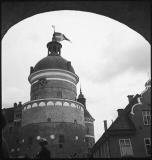 Schweden, Mariefred: Schloss Gripsholm; Runder Turm mit Uhr und schwedischer Flagge