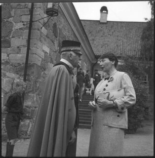 Schweden, Mariefred: Schloss Gripsholm; Ein Mann in Uniform und eine Frau im Gespräch