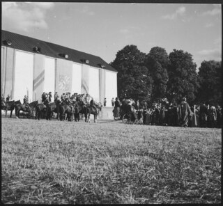 Schweden, Mariefred: Schloss Gripsholm; Festspielbühne mit Darstellern und Reitern