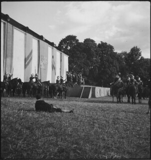 Schweden, Mariefred: Schloss Gripsholm; Festspielbühne mit Darstellern und Reitern