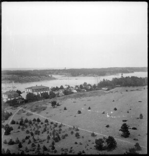 Schweden: Landschaft; Baumbewachsene Landschaft mit Häusern am Seeufer