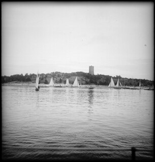 Schweden, Sandham (Sandhamn): Landschaft; Segelschiffe vor dem Leuchtturm