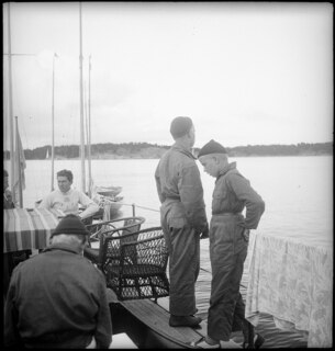 Schweden, Sandham (Sandhamn): Menschen; Kinder und Erwachsene am Pier