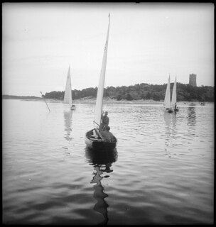 Schweden, Sandham (Sandhamn): Landschaft; Segelschiffe vor dem Leuchtturm