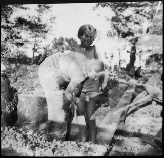 Schweden, bei Stockholm: Koop; Kind und grabende Frau [Doppelbelichtung]
