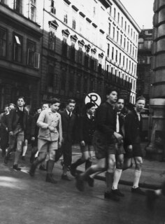 Österreich, Wien: Menschen; Knaben maschieren durch die Strassen