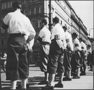Österreich, Salzburg: Menschen; Eine Gruppe von Männern mit Hakenkreuz-Armbinde