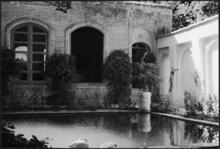 Iran, Teheran (Tehran): Gärten; Ein Gebäude, davor ein Teich