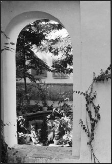Iran, Teheran (Tehran): Gärten; Blick durch einen Rundbogen auf einen Garten