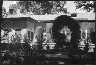 Iran, Teheran (Tehran): Gärten; Haus mit Säulen, davor Pflanzen