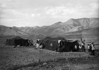 Iran, Firuzkuh (Firuz Kuh, Firouzkouh): Landschaft; Auf einer Hochebene stehen Zelte, im Hintergrund Gebirge
