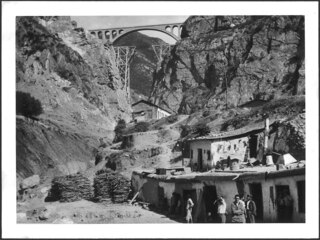 Iran, Firuzkuh (Firuz Kuh, Firouzkouh): Landschaft; Eine Brücke zwischen zwei Felsen, unten im Tal ein Dorf
