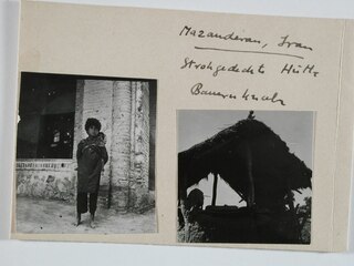 Iran, Mazanderan (Mazandaran): Dorf; Karteikarte: Ein Knabe mit einem Kind / Strohgedeckte Hütte