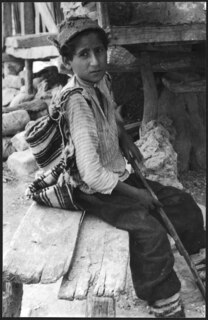 Iran, Mazanderan (Mazandaran): Wallfahrt; Ein sitzender Knabe mit Rucksack und Stab