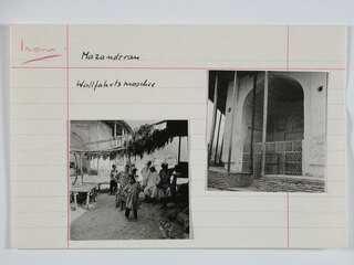 Iran, Mazanderan (Mazandaran): Wallfahrt; Karteikarte:  Eine Gruppe Menschen neben einem Haus / Eine Vertiefung in einer Mauer, davor ein Gitter