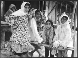 Iran, Mazanderan (Mazandaran): Wallfahrt; Sitzende Frauen