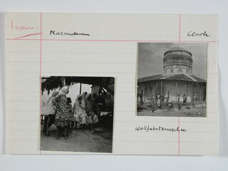 Iran, Mazanderan (Mazandaran): Wallfahrt; Karteikarte: Sitzende Frauen / Eckiger Kuppelbau