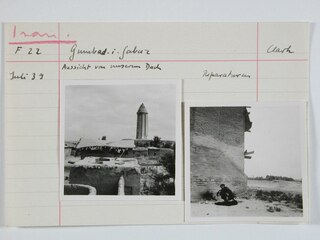Iran, Gumbad-i-Gabus (Gonbad-e Qabus, Gonbad-e Kabood): Grabturm; Karteikarte: Grabturm / Teekochender Mann neben dem Turm