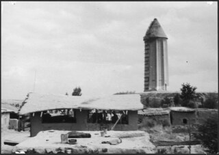 Iran, Gumbad-i-Gabus (Gonbad-e Qabus, Gonbad-e Kabood): Grabturm; Im Hintergrund der Grabturm, im Vordergrund Hütten