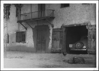 Iran, Gumbad-i-Gabus (Gonbad-e Qabus, Gonbad-e Kabood): Haus; Ansicht eines Hauses mit dem geparkten Ford