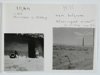 Iran, Mazanderan (Mazandaran)/Sabzewar (Sabzevar): Landschaft; Karteikarte: Eine Frau neben einem Hauseingang in Mazanderan / Turm