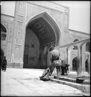 Iran, Meshed (Mashhad): Imam-Reza-Schrein; Halleneingang, davor Männer beim Füssereinigen