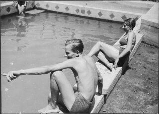 Iran, Meshed (Mashhad): Britisches Konsulat; Eine Frau und ein Mann am Swimmingpool