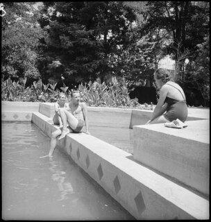 Iran, Meshed (Mashhad): Britisches Konsulat; Eine Frau und ein Mann am Swimmingpool