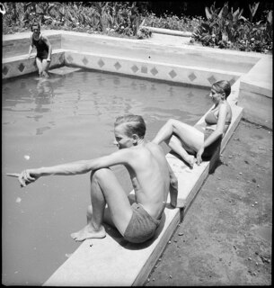 Iran, Meshed (Mashhad): Britisches Konsulat; Eine Frau und ein Mann am Swimmingpool