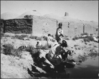 Iran, Abbas Abad (Abbasabad): Landschaft; Menschen an einem Fluss