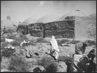 Iran, Abbas Abad (Abbasabad): Landschaft; Menschen an einem Fluss