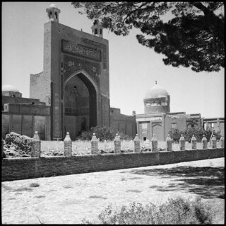 Iran, Turbat-i-Jam (Torbat-e Jam): Mausoleum; Eine Halle, dahinter eine Kuppel