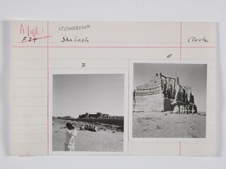 Afghanistan, Shabash (Sha Bash): Landschaft; Karteikarte: Eine Gruppe Männer mit Turbanen neben einer Sidlung und einem Felsmonument